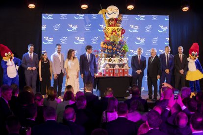 Les autoritats encapçalades pel president de la Generalitat, Salvador Illa, amb el pastís pels 30 anys de PortAventura.