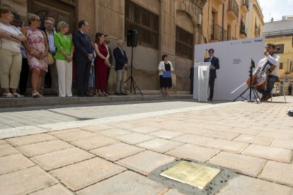 La llamborda en homenatge de l’antifeixista deportat als camps nazis i, al fons, el president de la Generalitat, Salvador Illa.
