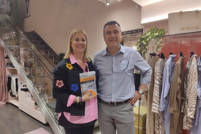 Fotografia de la presidenta de la Unió de Botiguers de Reus, Rosa Lucas, i l’historiador Josep Cruset.