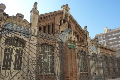Fotografia de la façana de l’Escola Prat de la Riba de Reus.