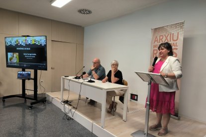 La regidora Montserrat Flores, acompanyada d’Emili i Natàlia Argilaga, fills de Maria Tarragó Artells.