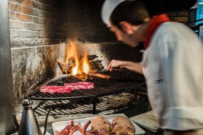Los comensales pueden disfrutar de ensaladas especiales, embutidos, arroces, fideuá, carnes y pescados a la brasa, así como postres caseros.