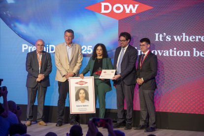 L’alcalde canongí, Roc Muñoz; el directiu de Dow, Antoni Argilaguet; la guardonada, Valeri Sabino; el secretari d’Empresa, Jaume Baró, i el rector de la URV, Josep Pallarès.