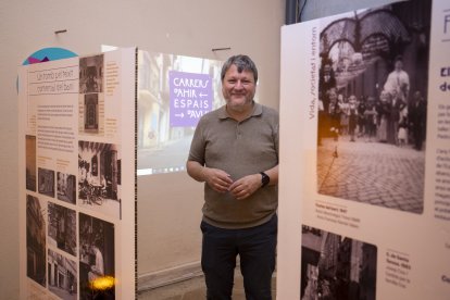 El regidor d’Empresa i Ocupació, Òscar Subirats, entre dos plafons de l’exposició.