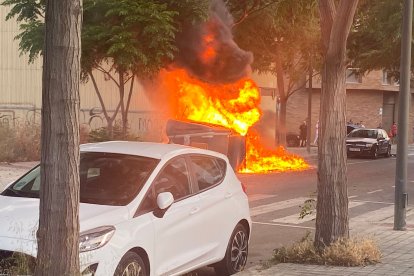 Imatge de les flames que han consumit un contenidor a Reus.
