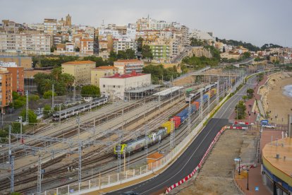 Un tren de mercaderies a l’estació de Tarragona.