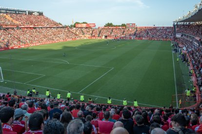 El Nou Estadi Costa Daurada completament ple durant el duel contra el Real Murcia en el play-off d’ascens.