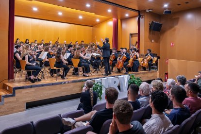 L’Orquestra de la URV, durant el concert d’aquest dijous a l’Aula Magna del Campus Catalunya.