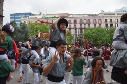 Una nena dels Castellers de Sants amb casc durant la diada del Pla de la Seu, a Barcelona.