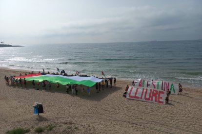 Imagen de la protesta de esta mañana en la playa del Miracle