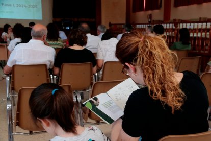 Una dona revisa els resultats de l'estudi de SomRuralitats