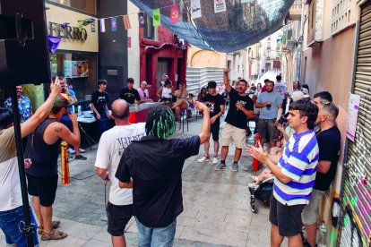 Un dels moments de la trobada, que va tenir lloc al carrer de Martí Napolità