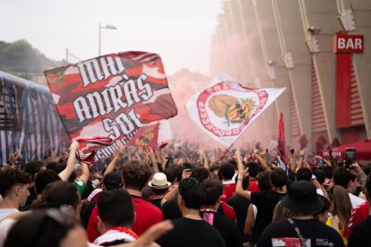 Els membres de la penya d’Orgull Grana de camí a Gol Nord abans del partit.