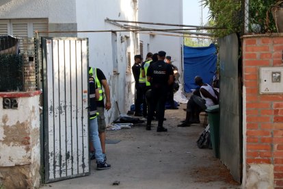 Efectius policials durant una detenció a Salou en el marc de l'operatiu conta el top manta.