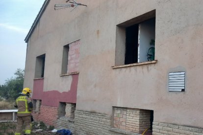Imatge de la nau afectada per un incendi a Roquetes.