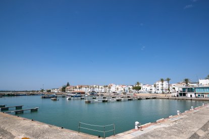 La dàrsena buida del port de les Cases d'Alcanar, amb el nucli urbà al fons