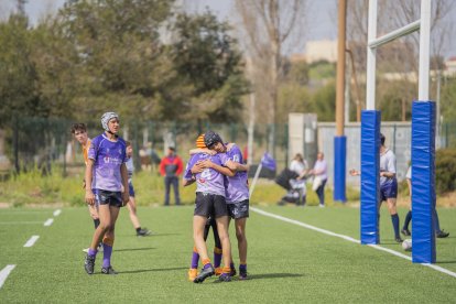 Els joves jugadors del Club Rugby Tarragona durant un duel d’aquesta temporada.