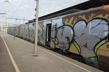 imatge d'arxiu d'un tren cobert de grafitis