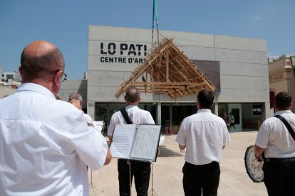 La Xaranga Suc d'Anguila, durant la intervenció amb l'obra 'Canyís', una acció que ha culminat el projecte Garba a Lo Pati d'Amposta