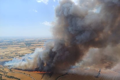 La columna de fum de l'incendi de Granyena de Segarra