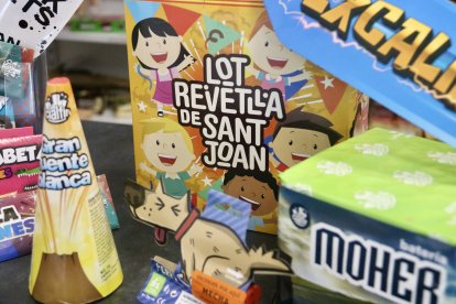 Diversos productes pirotècnics de baixa sonoritat en una botiga de petards la Traca