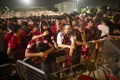 Imatge dels aficionats que van viure la final del play-off des del parc del Francolí de Tarragona