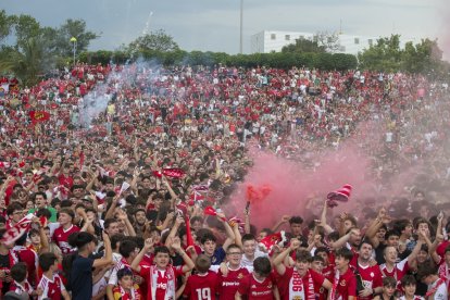 Afició grana veient el partit a la pantalla gegant del Parc del Francolí.