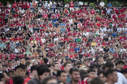 Afició grana veient el partit a la pantalla gegant del Parc del Francolí.