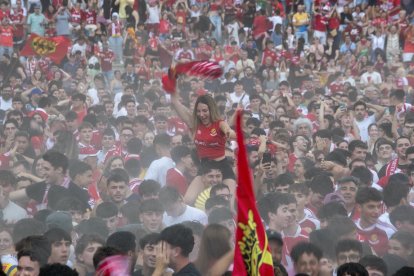 Afició grana veient el partit a la pantalla gegant del Parc del Francolí.