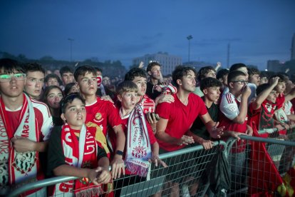 Afició grana veient el partit a la pantalla gegant del Parc del Francolí.