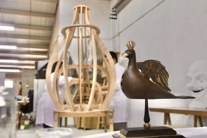 Treballs al taller Santuari per construir l'estructura de la nova Àguila de Valls, amb la maqueta en primer terme.