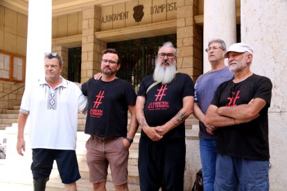 Representants de la plataforma, de la Federació associacions de veïns d'Amposta i el pare d'una víctima mortal a la T-2021, davant de l'Ajuntament d'Amposta.