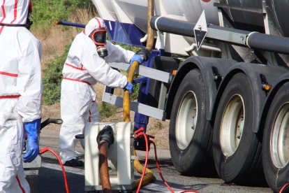 Imatge del camió que transportava àcid clorhídric per l'AP-7 i al qual se li ha hagut de transvasar la càrrega a causa d'una roda incendiada i que ha obligat a tallar l'autopista a Mont-roig del Camp