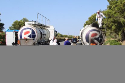 Imatge del camió que transportava àcid clorhídric per l'AP-7.