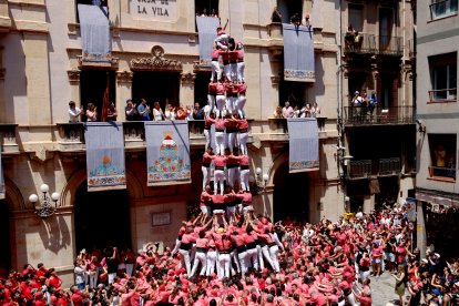 5 de 9 amb folre de la Colla Vella dels Xiquets de Valls a la diada de Sant Joan.