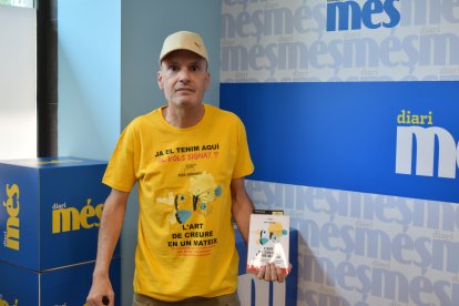 L’autor riudomenc Pere Domingo Fornell amb el seu primer llibre, ‘L’art de creure en un mateix’.