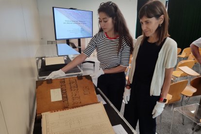 Fotografia de Llum Cubells, restauradora, i Elisenda Cristià, directora de l’Arxiu Municipal de Reus.