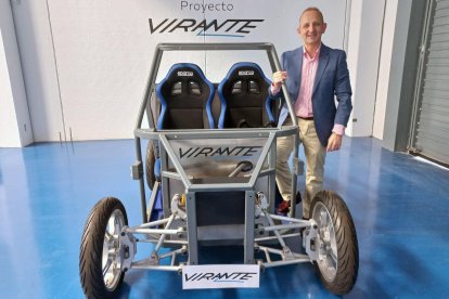 El fundador i CEO de Tecnovelero, Javier Lavernia, posa al costat del cotxe Virante.