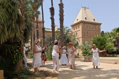 Més del 40% dels visitants s’han vestit d’època o íntegrament de blanc a l’estil indià.