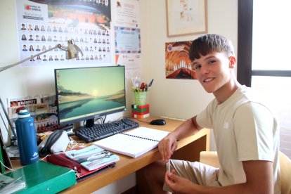 Marc Urgell, a la seva habitació al seu domicili de l'Arboç (Baix Penedès), on estudia habitualment.