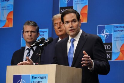 El secretari d'Estat dels Estats Units, Marco Rubio, durant la roda de premsa posterior a la cimera de l'OTAN celebrada a la Haia, amb el president dels EUA, Donald Trump, i el secretari de Defensa, Pete Hegseth, de fons