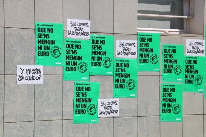 Cartells al CAP de la Bordeta-Magraners de Lleida contra les retallades de les pagues extres de sanitaris.