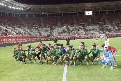 Imatge dels jugadors del Nàstic després del triomf al camp del Real Murcia.