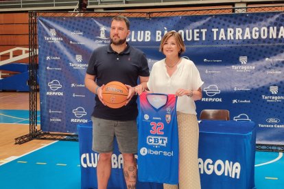El tècnic Toni Larramona amb la presidenta del CBT Núria Grados.