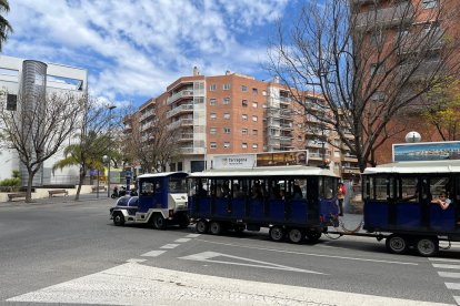 Imatge del trenet turístic circulant per la ciutat.