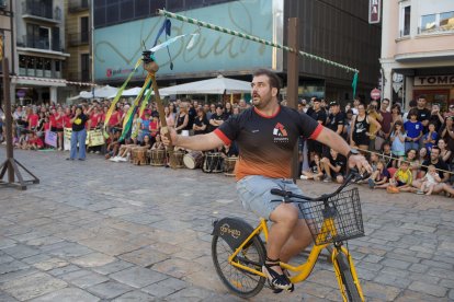 Fotografia del torneig dels Cóssos del 2025 a plaça del Mercadal a Reus.