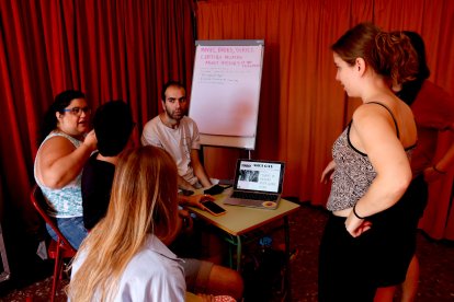 Un grup de joves debaten sobre el sexili a l'Espluga de Francolí