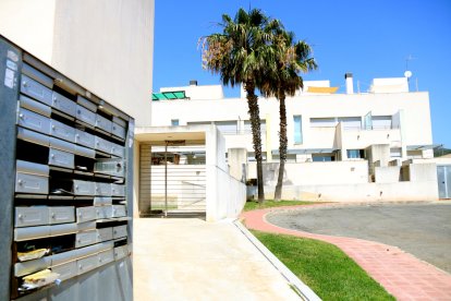 Accés principal del complex d'apartaments il·legals de Turov a la urbanització de Serramar, d'Alcanar Platja.