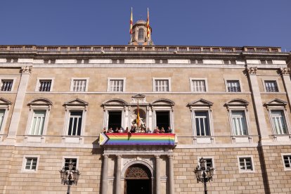 El Palau de la Generalitat amb una bandera LGBTI desplegada al balcó per commemorar el Dia Internacional per a l'Alliberament LGBTI+