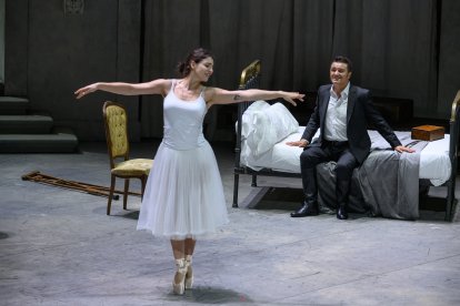 Asmik Grigorian, en el paper de Rusalka, i Piotr Beczała, com el Príncep, en un moment de l'òpera 'Rusalka' al Gran Teatre del Liceu.